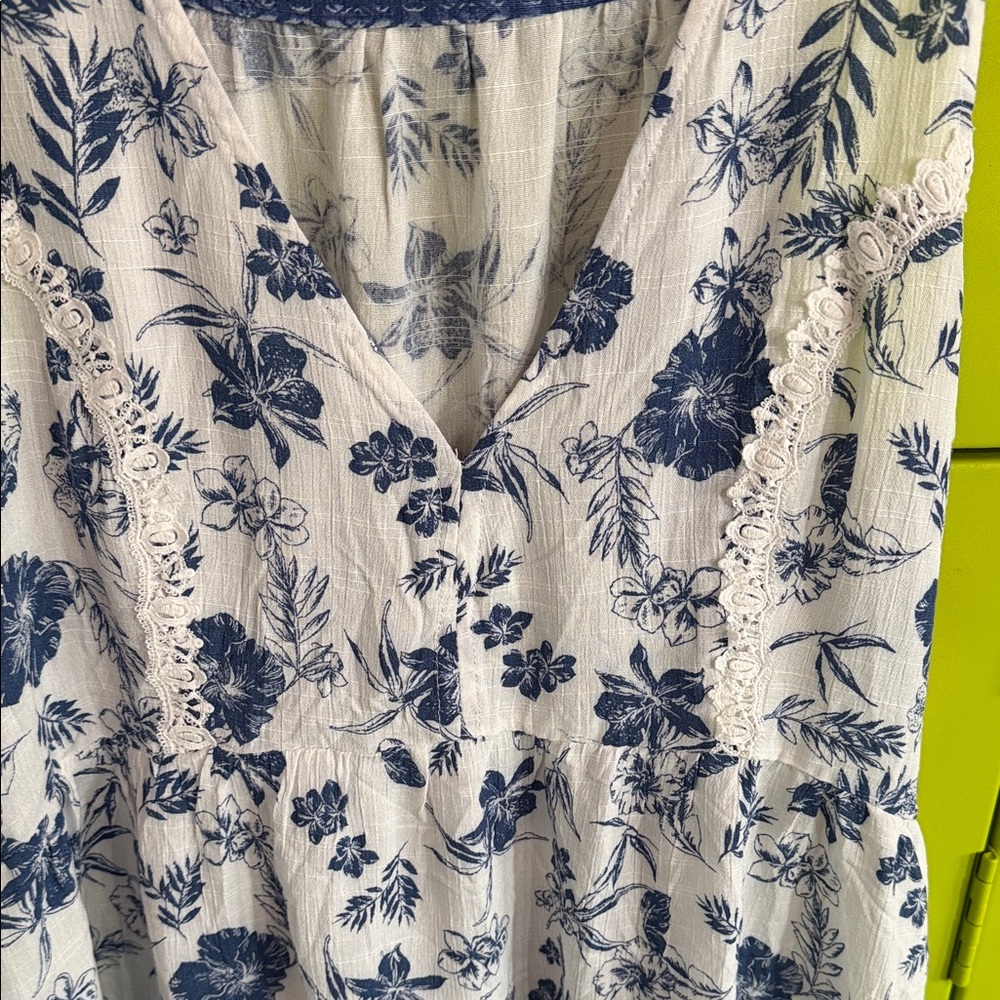 American Rag Blue & White Floral V-Neck Tank - Picture 3 of 6